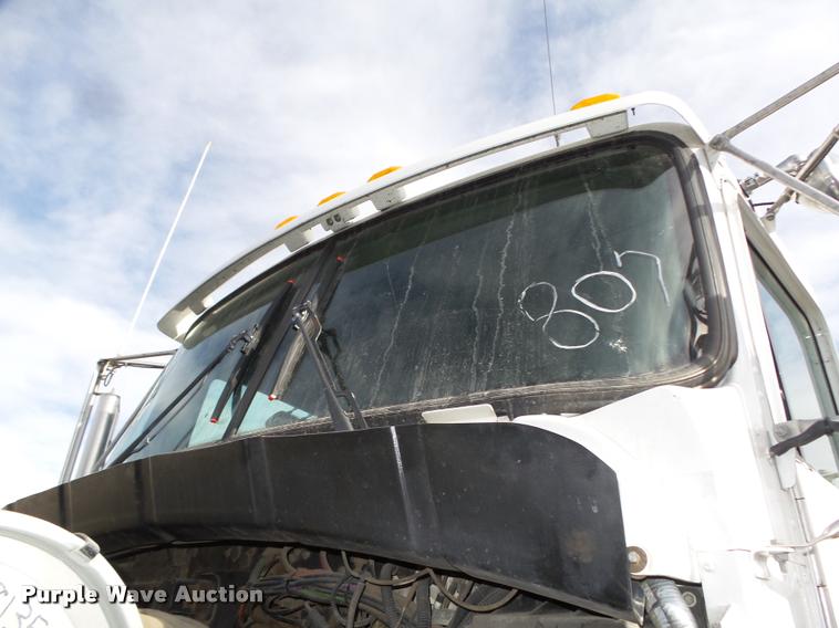 image for item DA0532 2003 Kenworth T800 semi truck