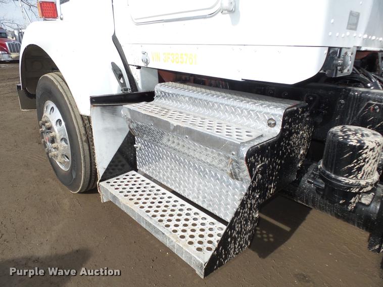 image for item DA0532 2003 Kenworth T800 semi truck