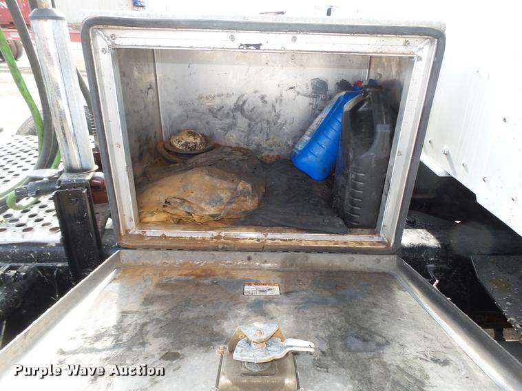 image for item DA0532 2003 Kenworth T800 semi truck