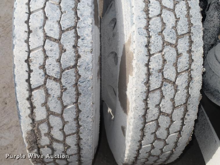 image for item DA0532 2003 Kenworth T800 semi truck