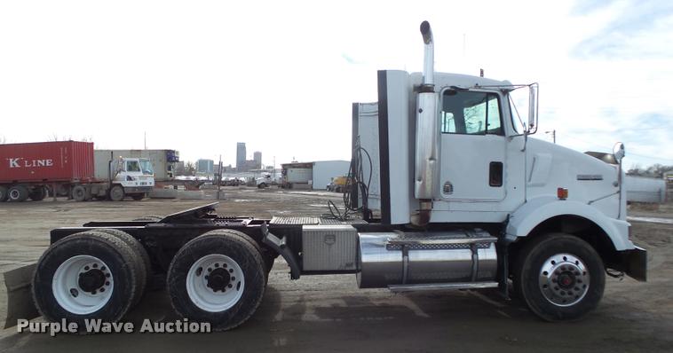 image for item DA0533 1999 Kenworth T800 semi truck