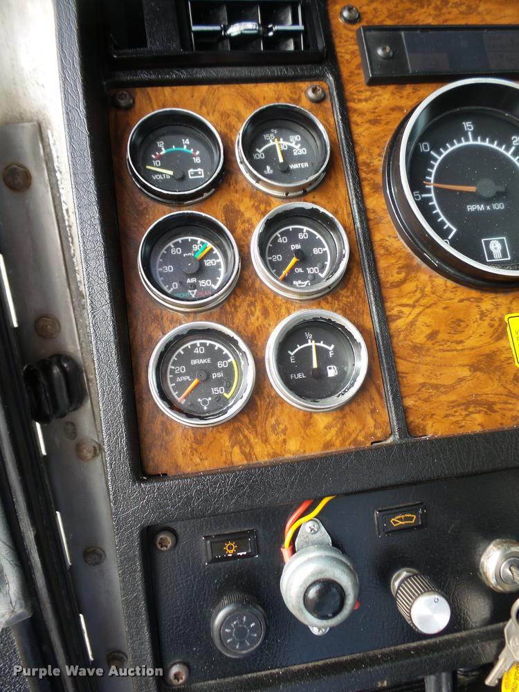 image for item DA0533 1999 Kenworth T800 semi truck