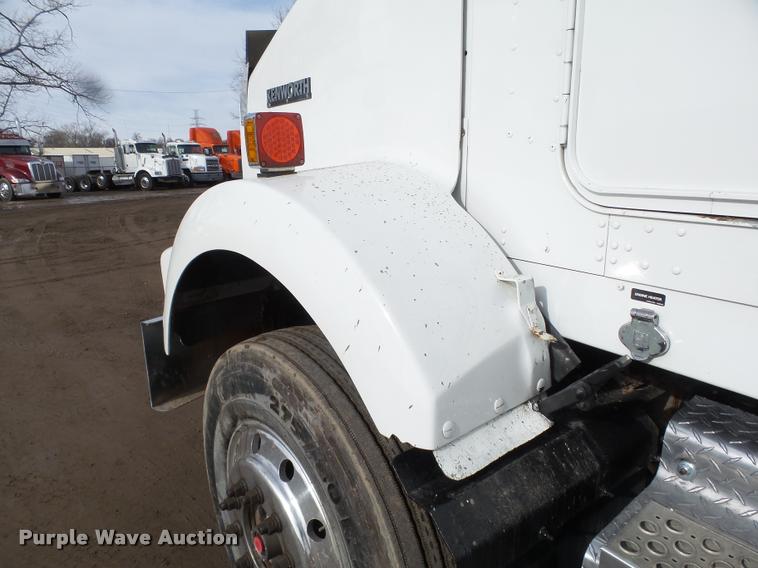 image for item DA0533 1999 Kenworth T800 semi truck