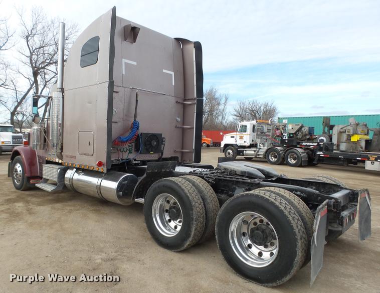 image for item DA0534 2002 Freightliner Classic XL FLD120 semi truck
