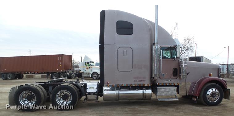 image for item DA0534 2002 Freightliner Classic XL FLD120 semi truck