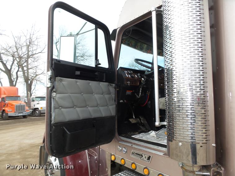 image for item DA0534 2002 Freightliner Classic XL FLD120 semi truck