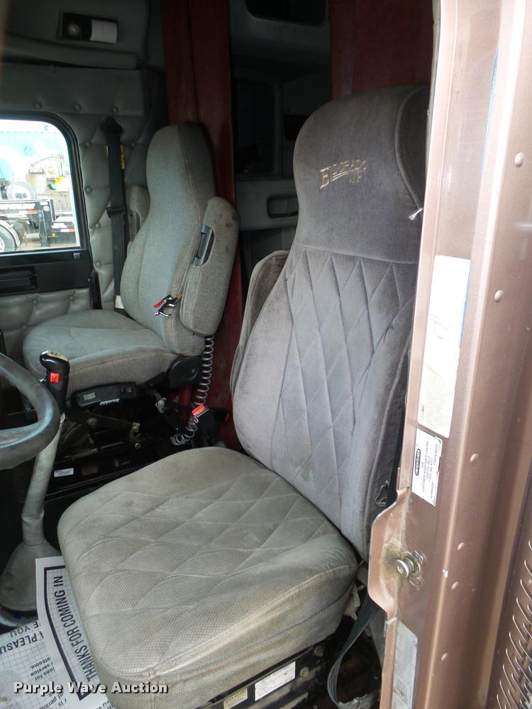 image for item DA0534 2002 Freightliner Classic XL FLD120 semi truck