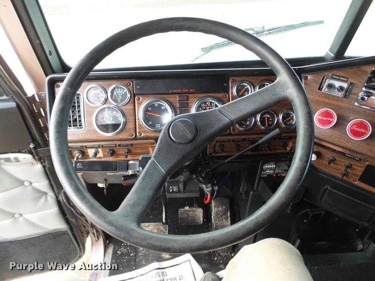 image for item DA0534 2002 Freightliner Classic XL FLD120 semi truck