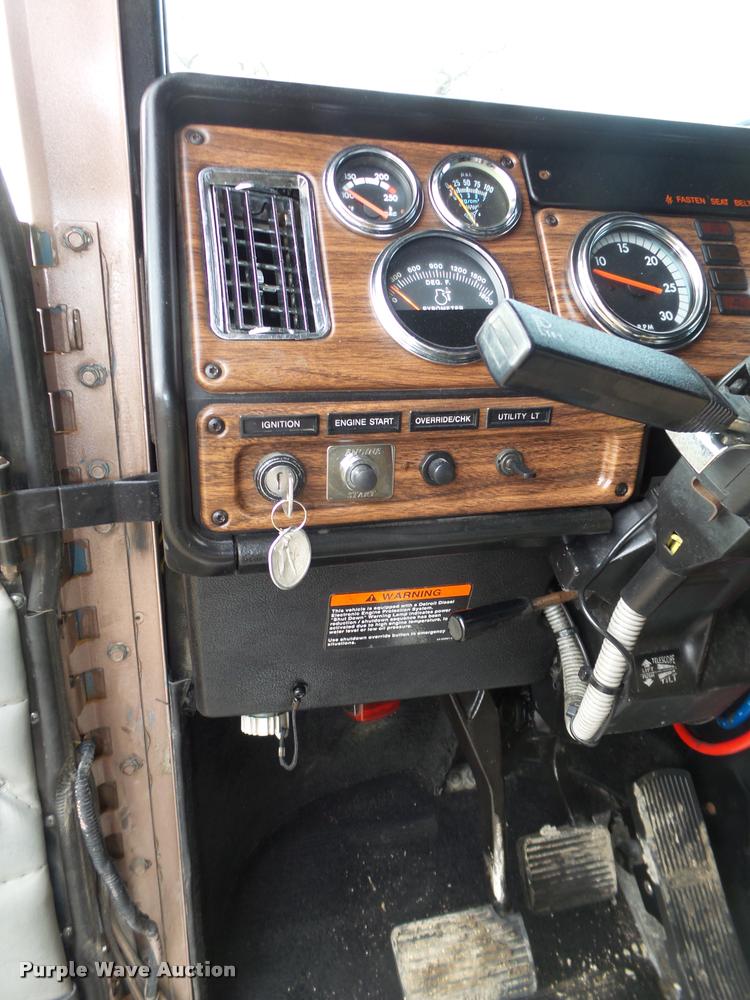 image for item DA0534 2002 Freightliner Classic XL FLD120 semi truck