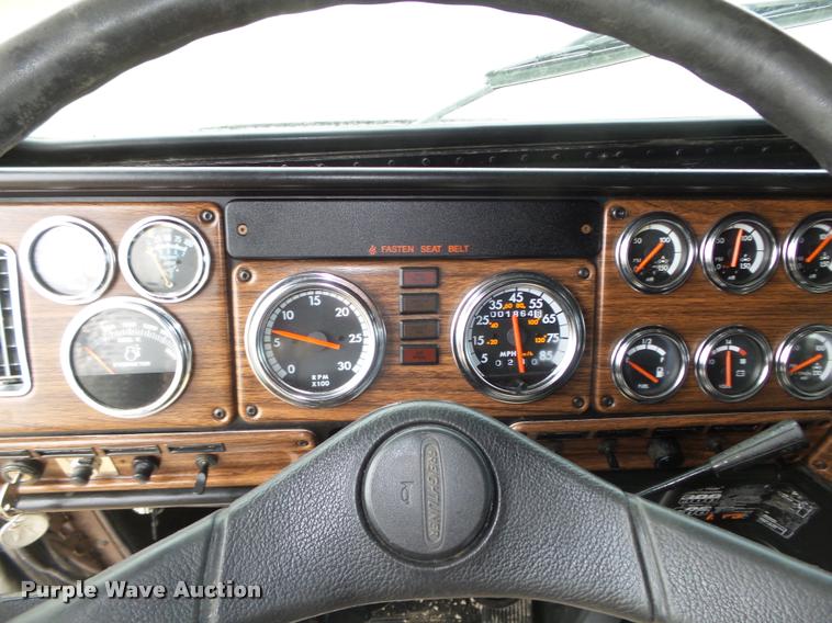 image for item DA0534 2002 Freightliner Classic XL FLD120 semi truck