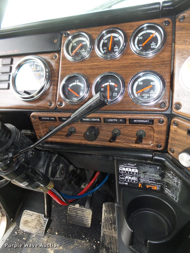 image for item DA0534 2002 Freightliner Classic XL FLD120 semi truck