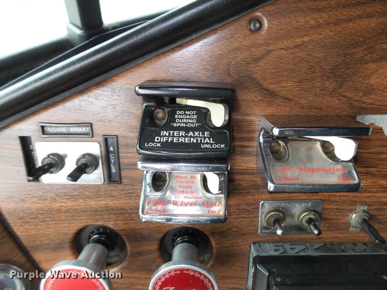 image for item DA0534 2002 Freightliner Classic XL FLD120 semi truck