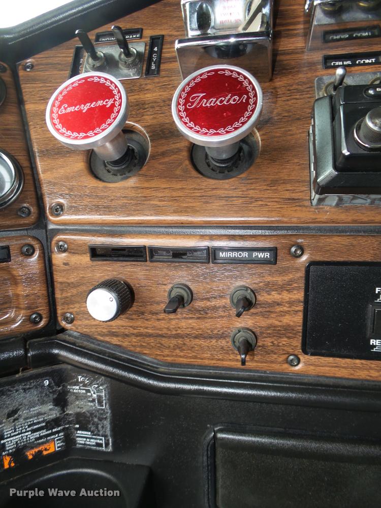 image for item DA0534 2002 Freightliner Classic XL FLD120 semi truck