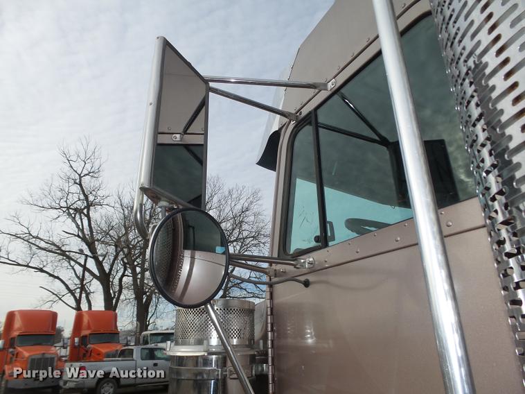 image for item DA0534 2002 Freightliner Classic XL FLD120 semi truck