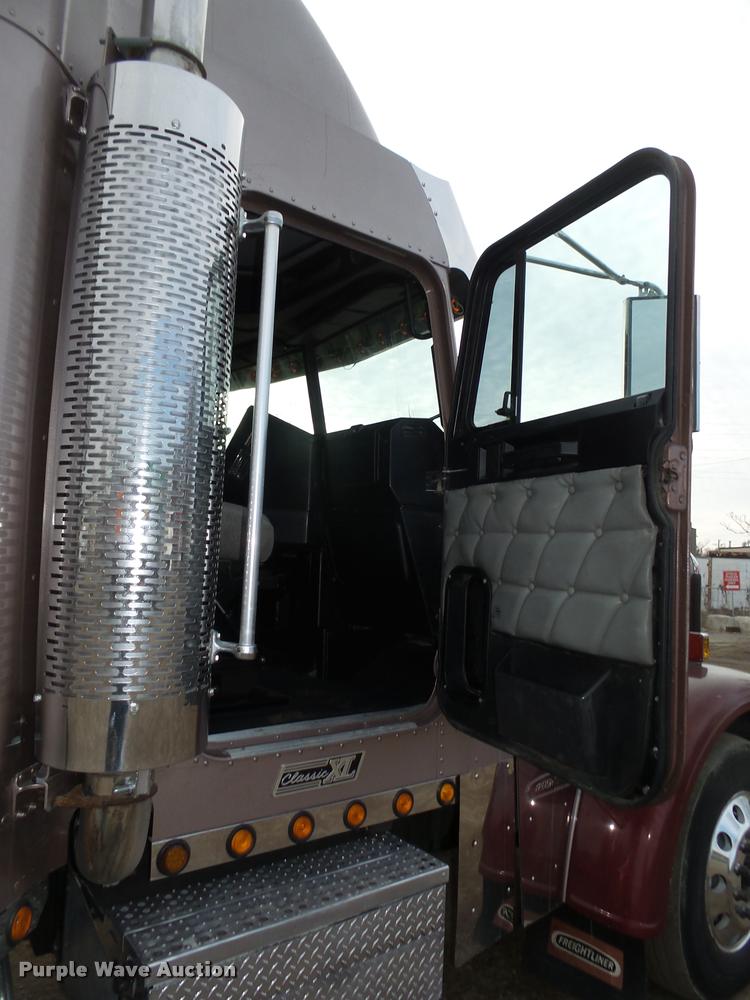 image for item DA0534 2002 Freightliner Classic XL FLD120 semi truck