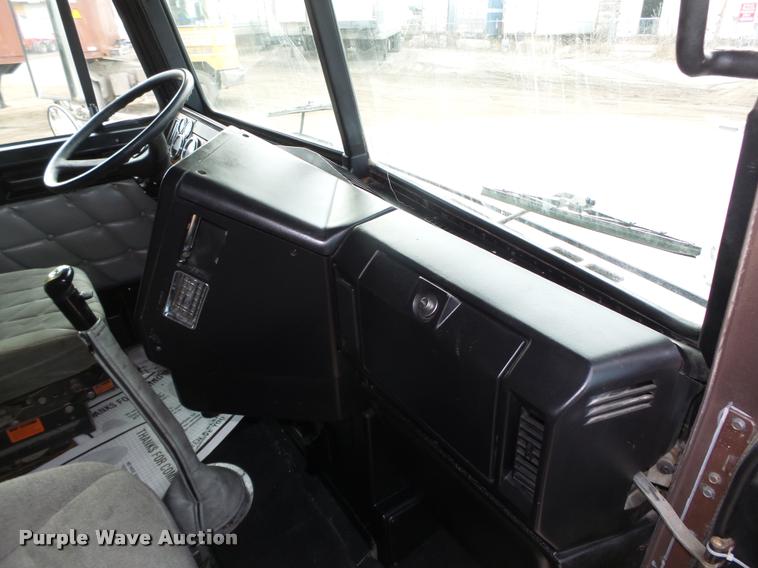 image for item DA0534 2002 Freightliner Classic XL FLD120 semi truck