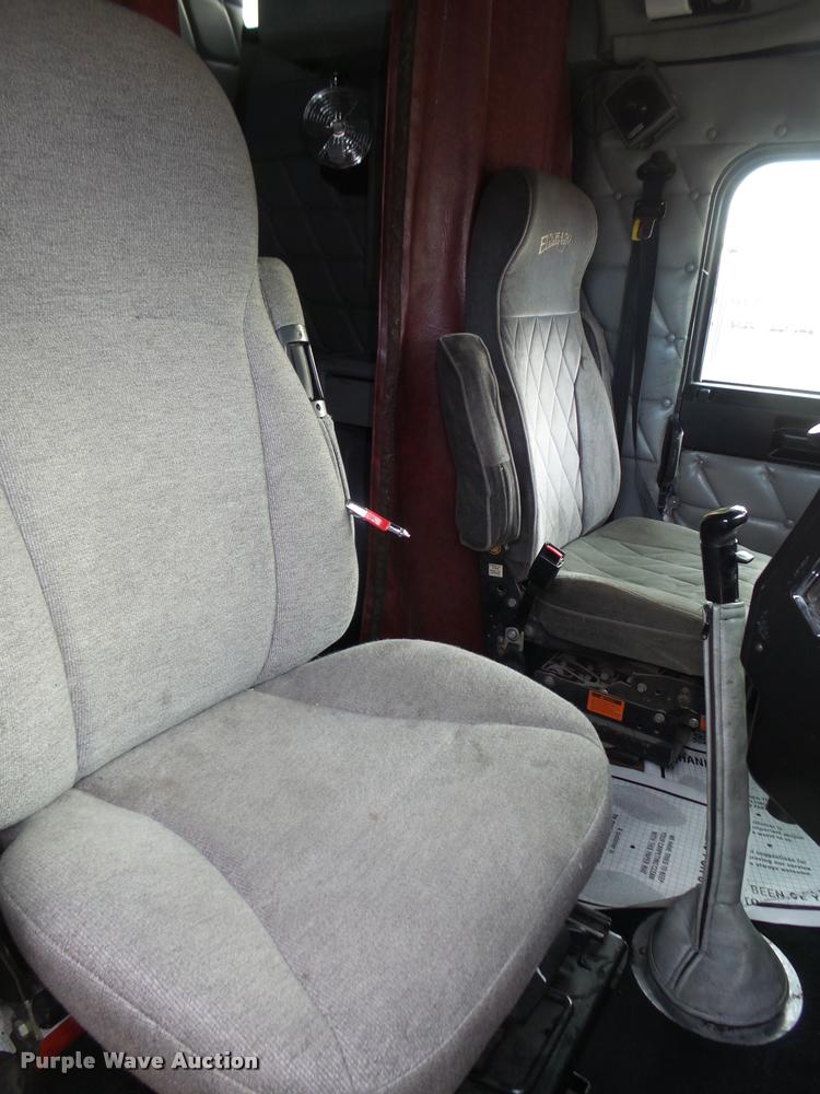 image for item DA0534 2002 Freightliner Classic XL FLD120 semi truck