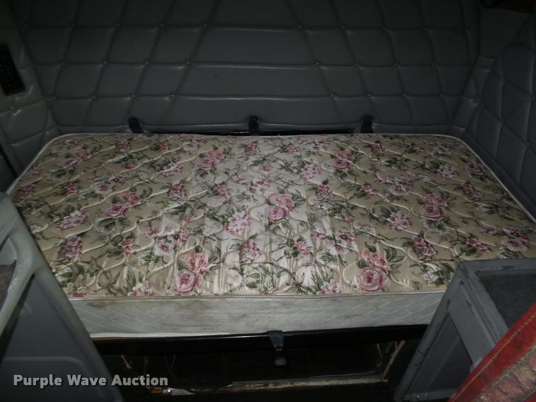 image for item DA0534 2002 Freightliner Classic XL FLD120 semi truck