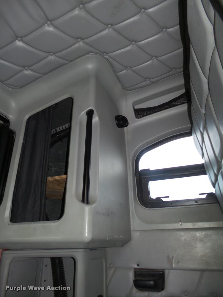 image for item DA0534 2002 Freightliner Classic XL FLD120 semi truck