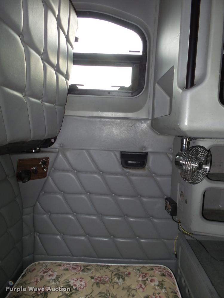 image for item DA0534 2002 Freightliner Classic XL FLD120 semi truck