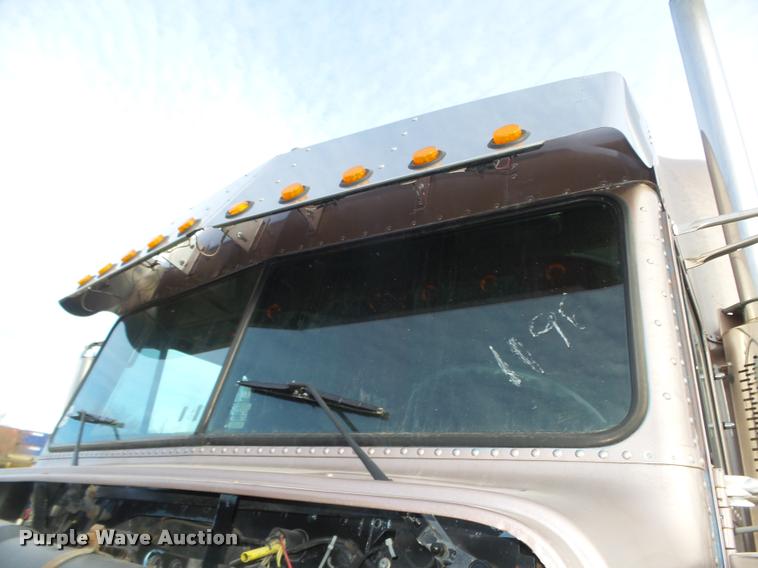 image for item DA0534 2002 Freightliner Classic XL FLD120 semi truck