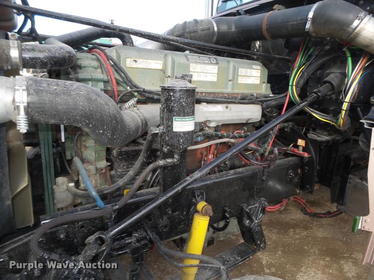 image for item DA0534 2002 Freightliner Classic XL FLD120 semi truck