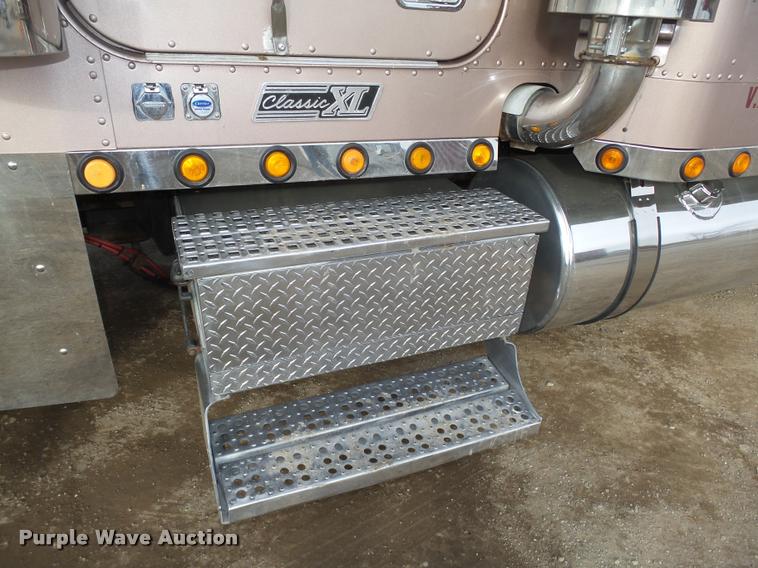 image for item DA0534 2002 Freightliner Classic XL FLD120 semi truck