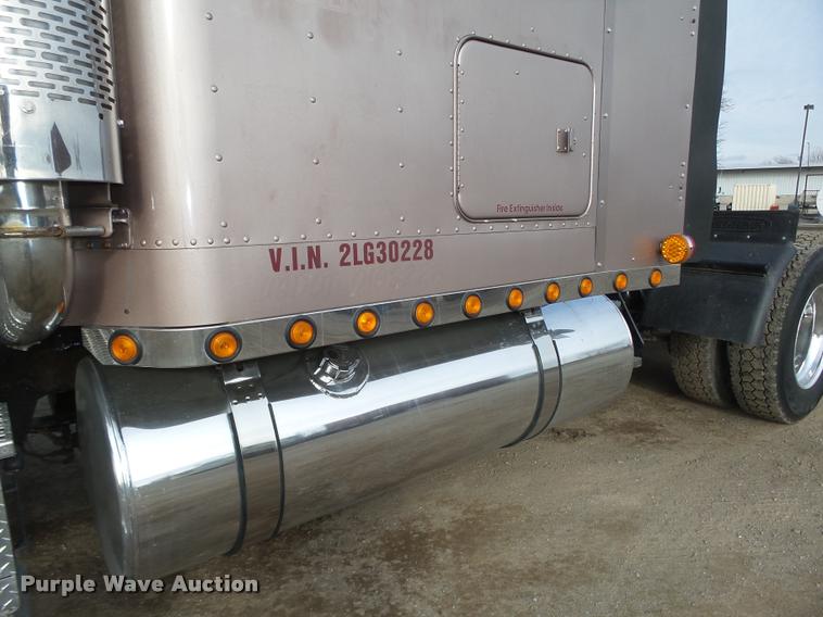 image for item DA0534 2002 Freightliner Classic XL FLD120 semi truck