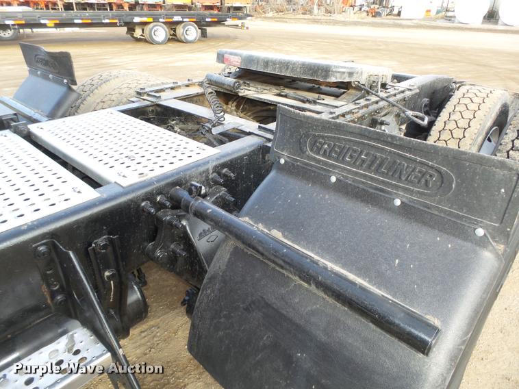 image for item DA0534 2002 Freightliner Classic XL FLD120 semi truck