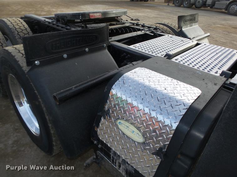 image for item DA0534 2002 Freightliner Classic XL FLD120 semi truck