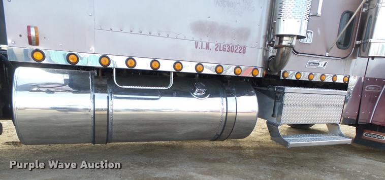 image for item DA0534 2002 Freightliner Classic XL FLD120 semi truck