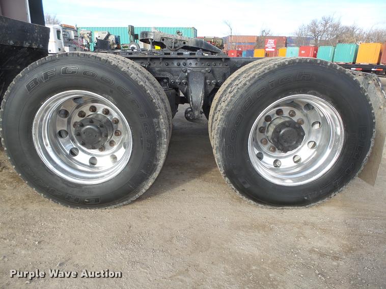 image for item DA0534 2002 Freightliner Classic XL FLD120 semi truck