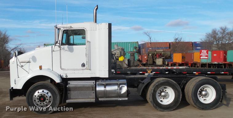 image for item DA0537 2000 Kenworth T800 semi truck