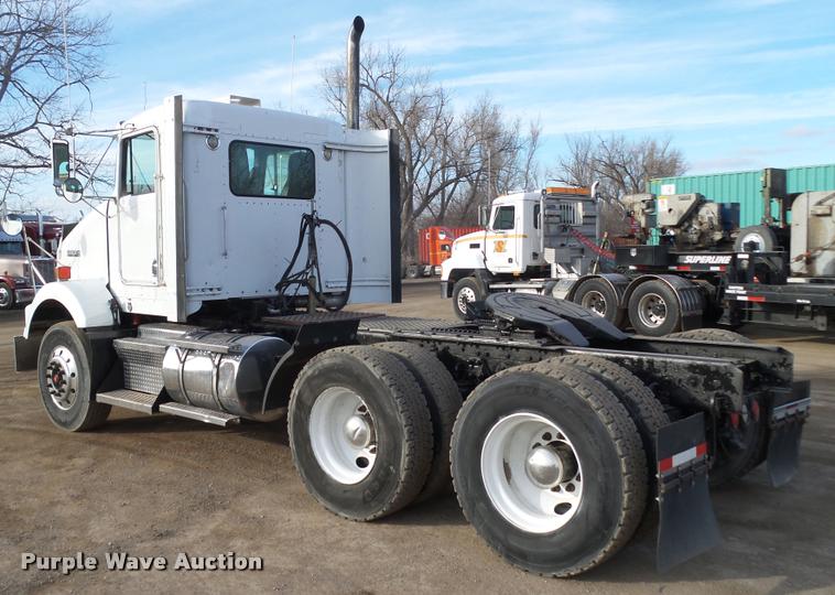 image for item DA0537 2000 Kenworth T800 semi truck