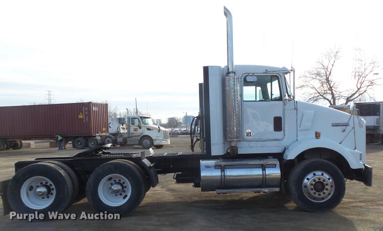 image for item DA0537 2000 Kenworth T800 semi truck