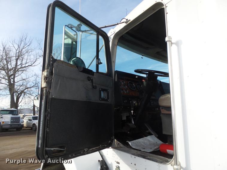 image for item DA0537 2000 Kenworth T800 semi truck