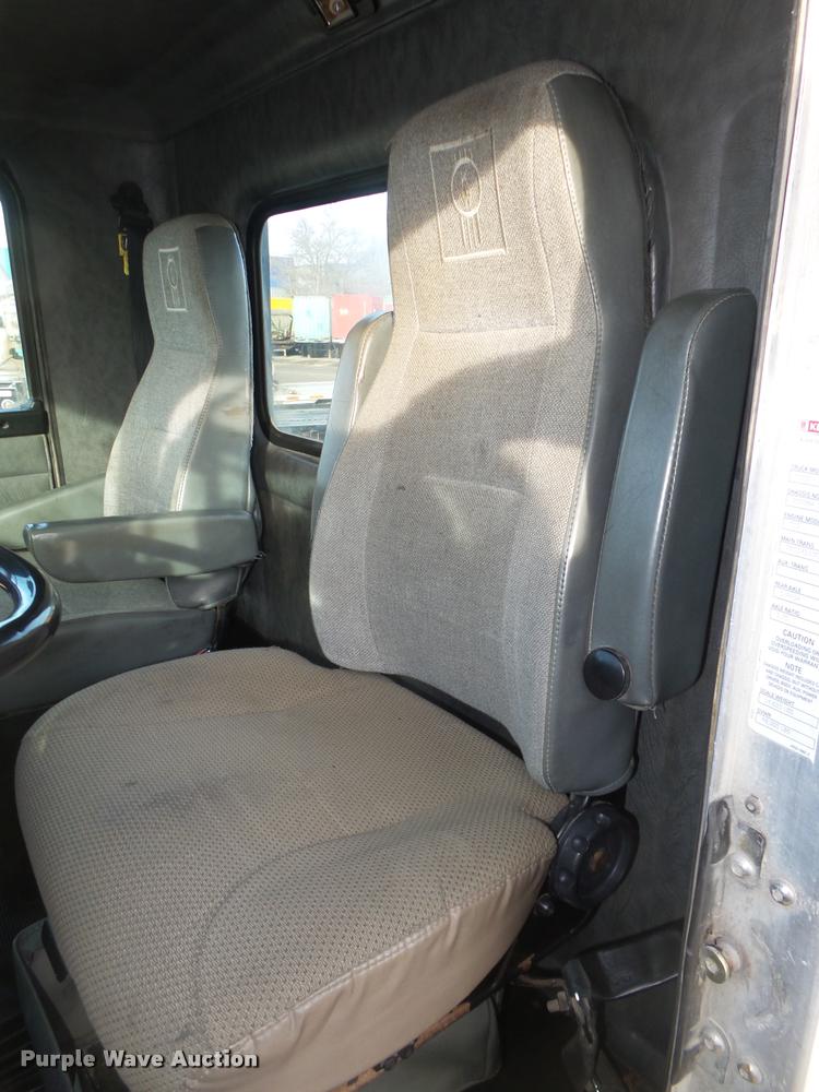 image for item DA0537 2000 Kenworth T800 semi truck