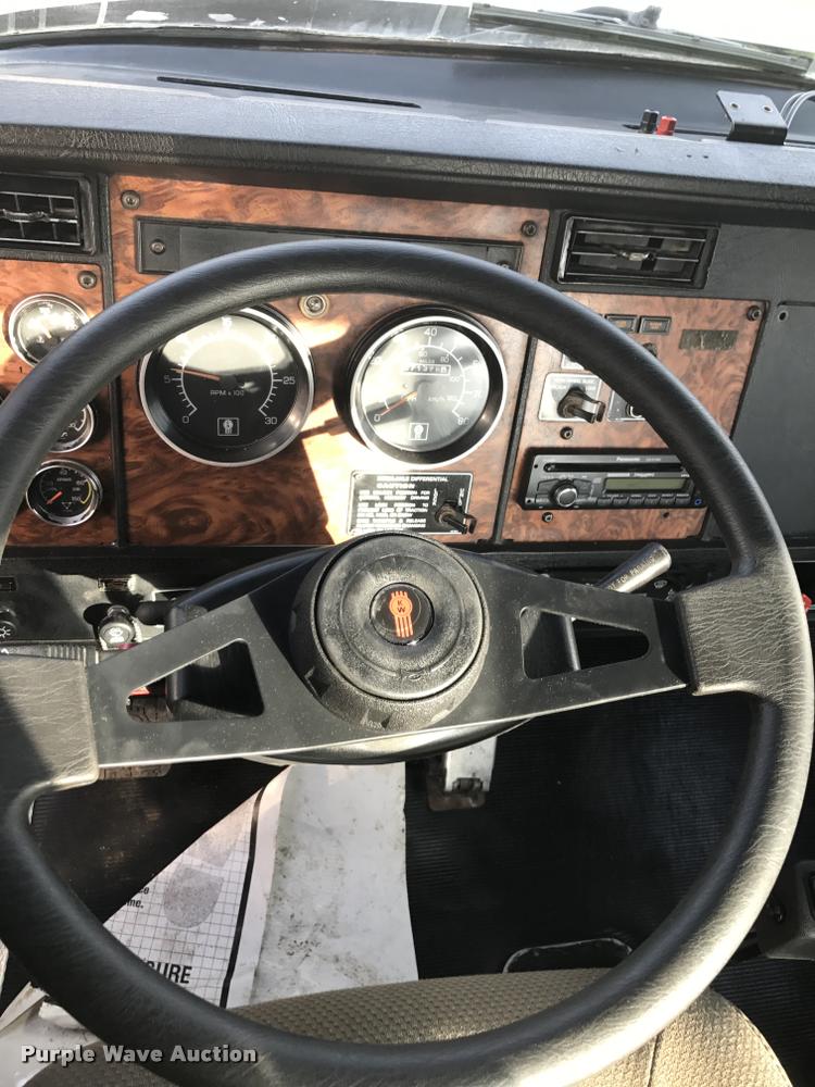 image for item DA0537 2000 Kenworth T800 semi truck