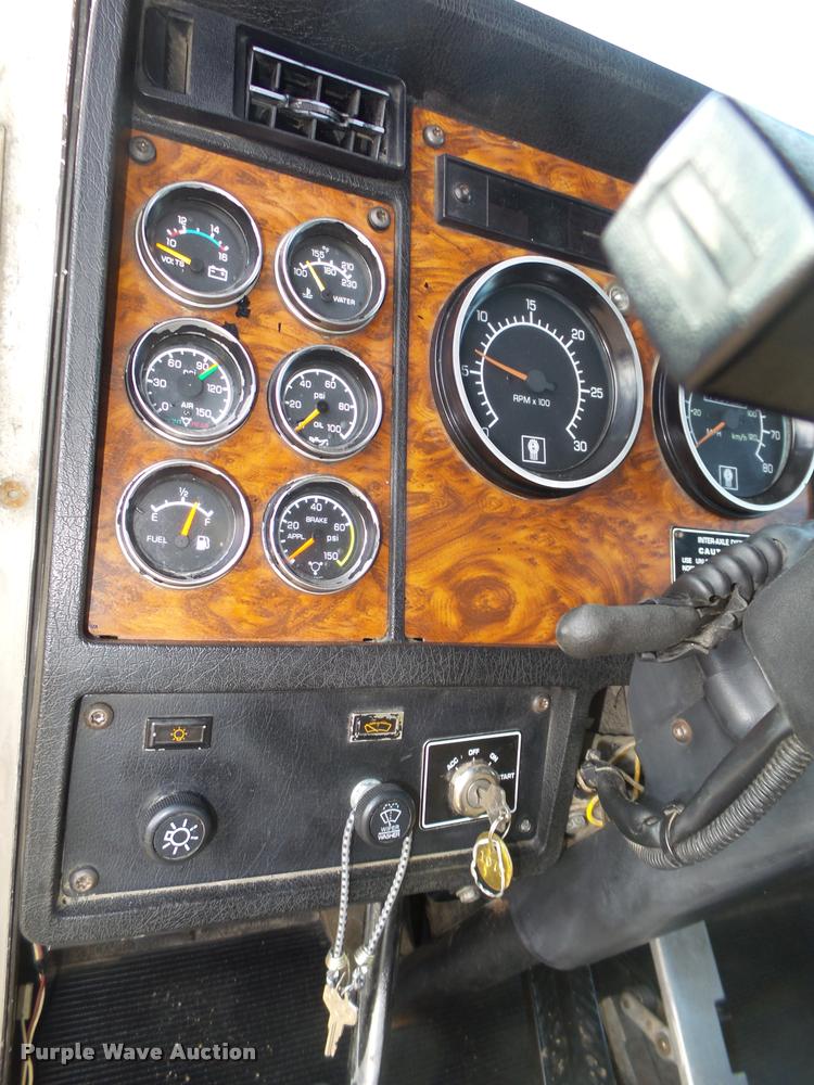 image for item DA0537 2000 Kenworth T800 semi truck