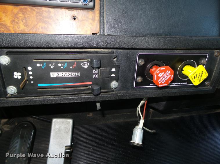 image for item DA0537 2000 Kenworth T800 semi truck