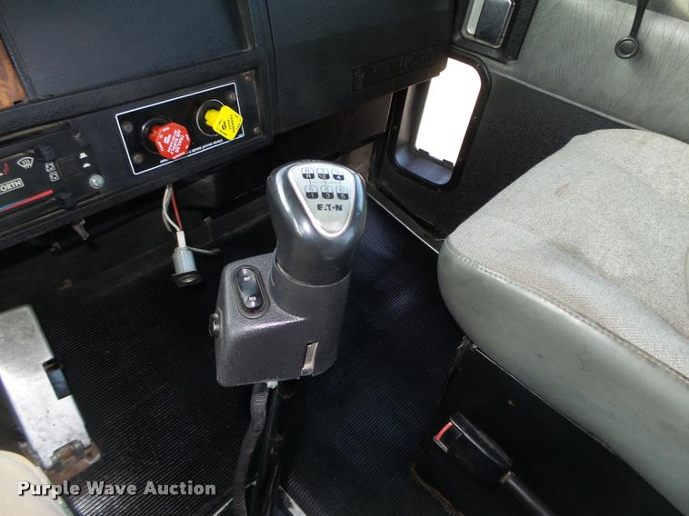 image for item DA0537 2000 Kenworth T800 semi truck