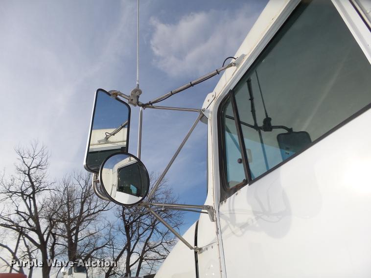 image for item DA0537 2000 Kenworth T800 semi truck