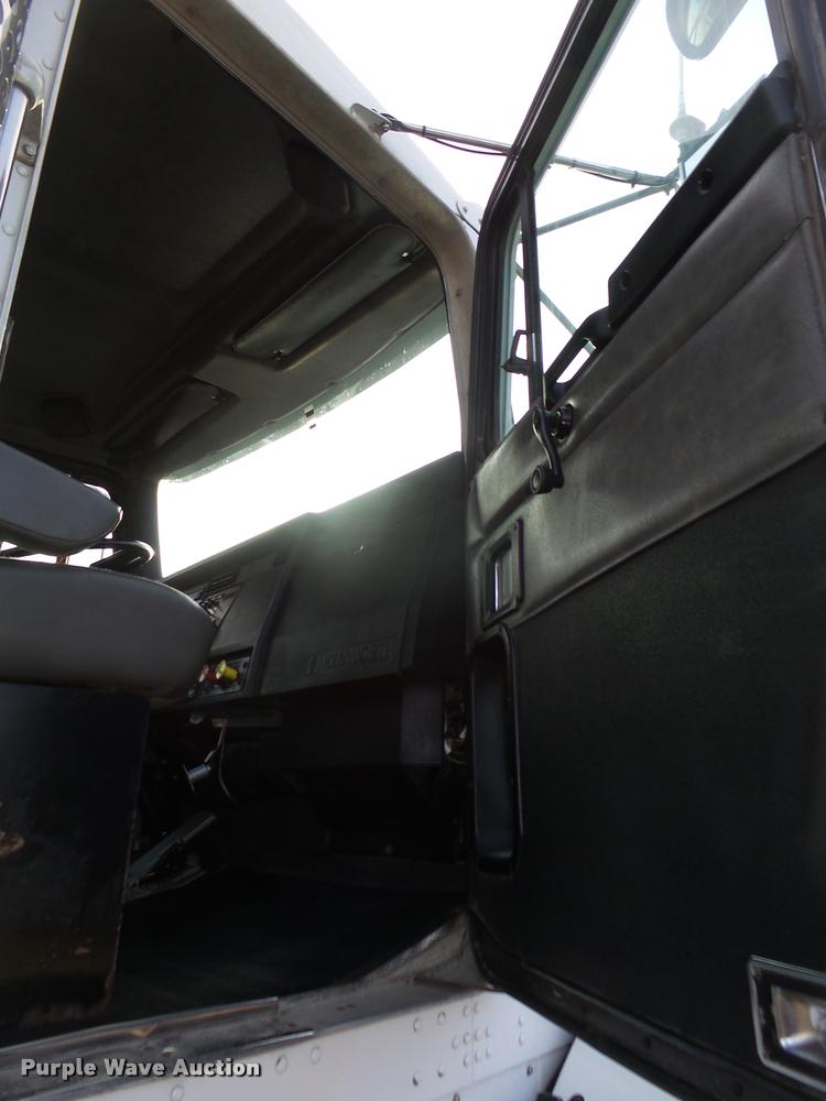 image for item DA0537 2000 Kenworth T800 semi truck