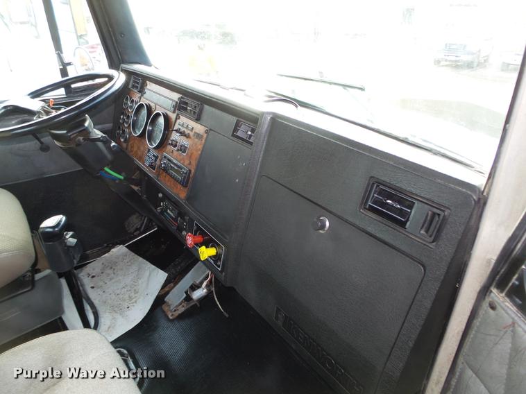 image for item DA0537 2000 Kenworth T800 semi truck