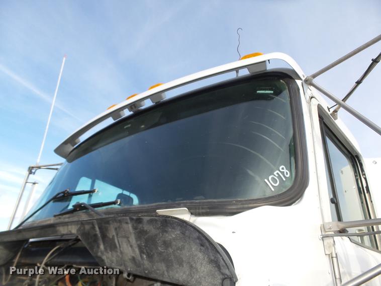 image for item DA0537 2000 Kenworth T800 semi truck