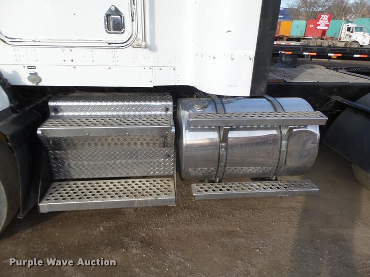 image for item DA0537 2000 Kenworth T800 semi truck