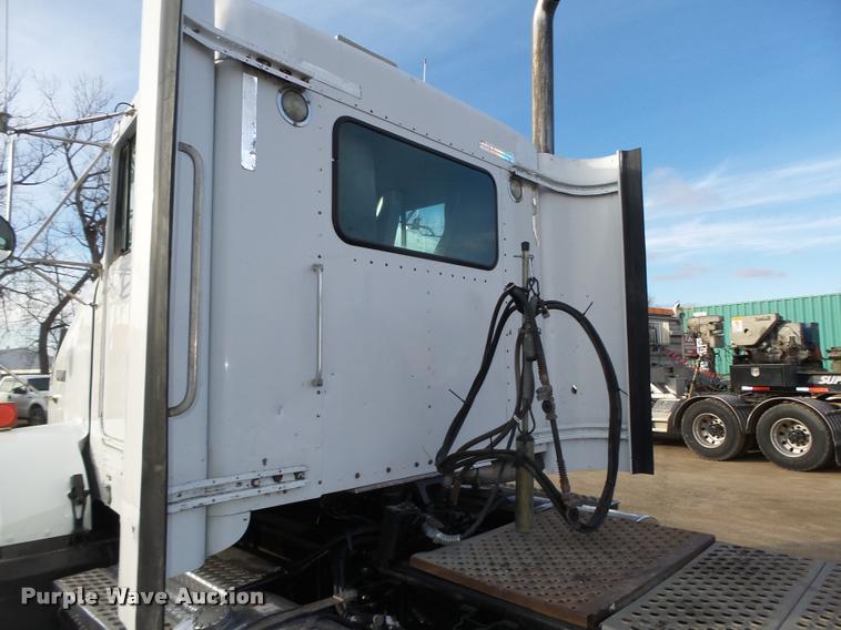 image for item DA0537 2000 Kenworth T800 semi truck