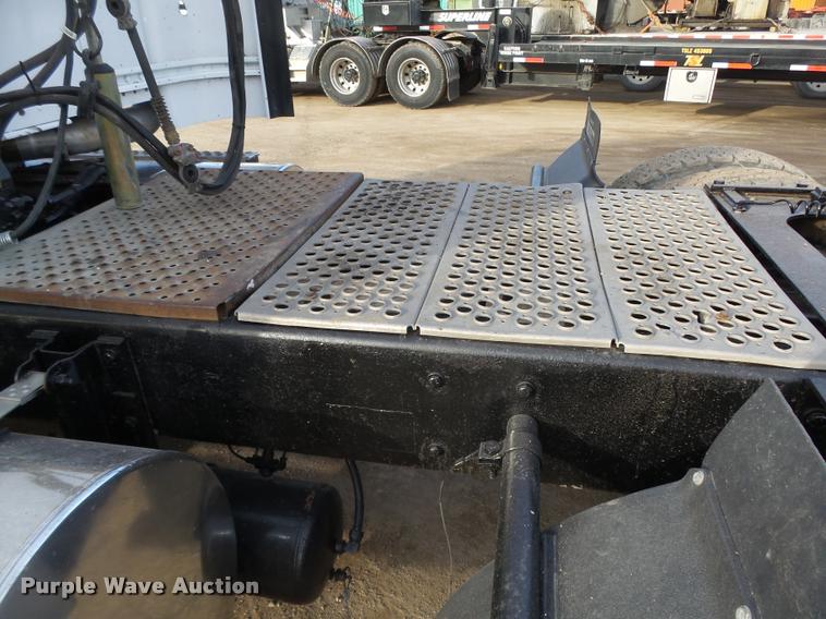 image for item DA0537 2000 Kenworth T800 semi truck