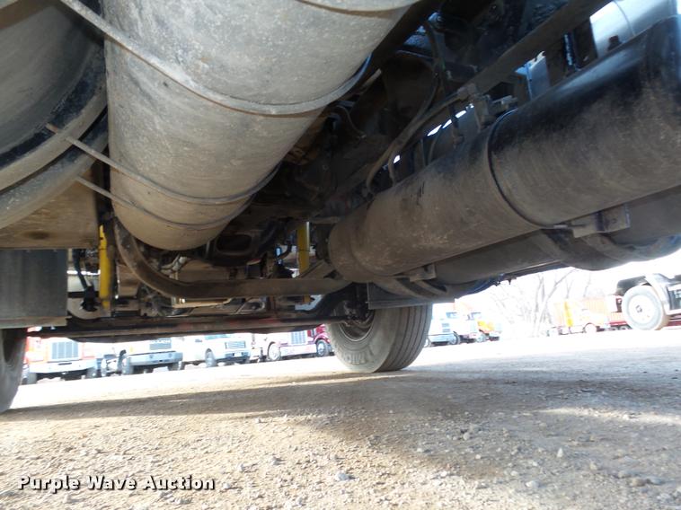 image for item DA0537 2000 Kenworth T800 semi truck