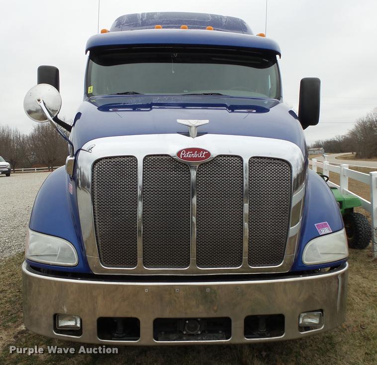 image for item DA2520 2010 Peterbilt 387 semi truck